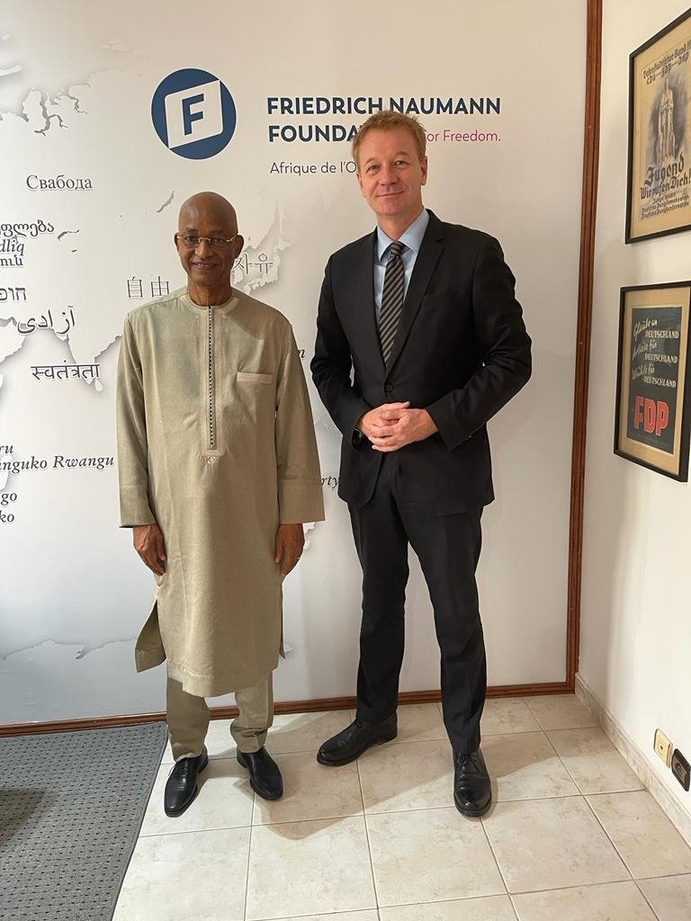 Cellou_UFDG's tweet photo. C’est avec plaisir que j’ai visité ce matin les locaux de la Fondation Friedrich Naumann pour la liberté FNF à #Dakar où j’ai été reçu par le Directeur régional Afrique de l’Ouest Jo Holden et son  adjoint Daouda Seck. (1/2) https://t.co/p6zEyrhBrr