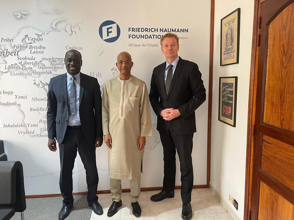 Cellou_UFDG's tweet photo. C’est avec plaisir que j’ai visité ce matin les locaux de la Fondation Friedrich Naumann pour la liberté FNF à #Dakar où j’ai été reçu par le Directeur régional Afrique de l’Ouest Jo Holden et son  adjoint Daouda Seck. (1/2) https://t.co/p6zEyrhBrr