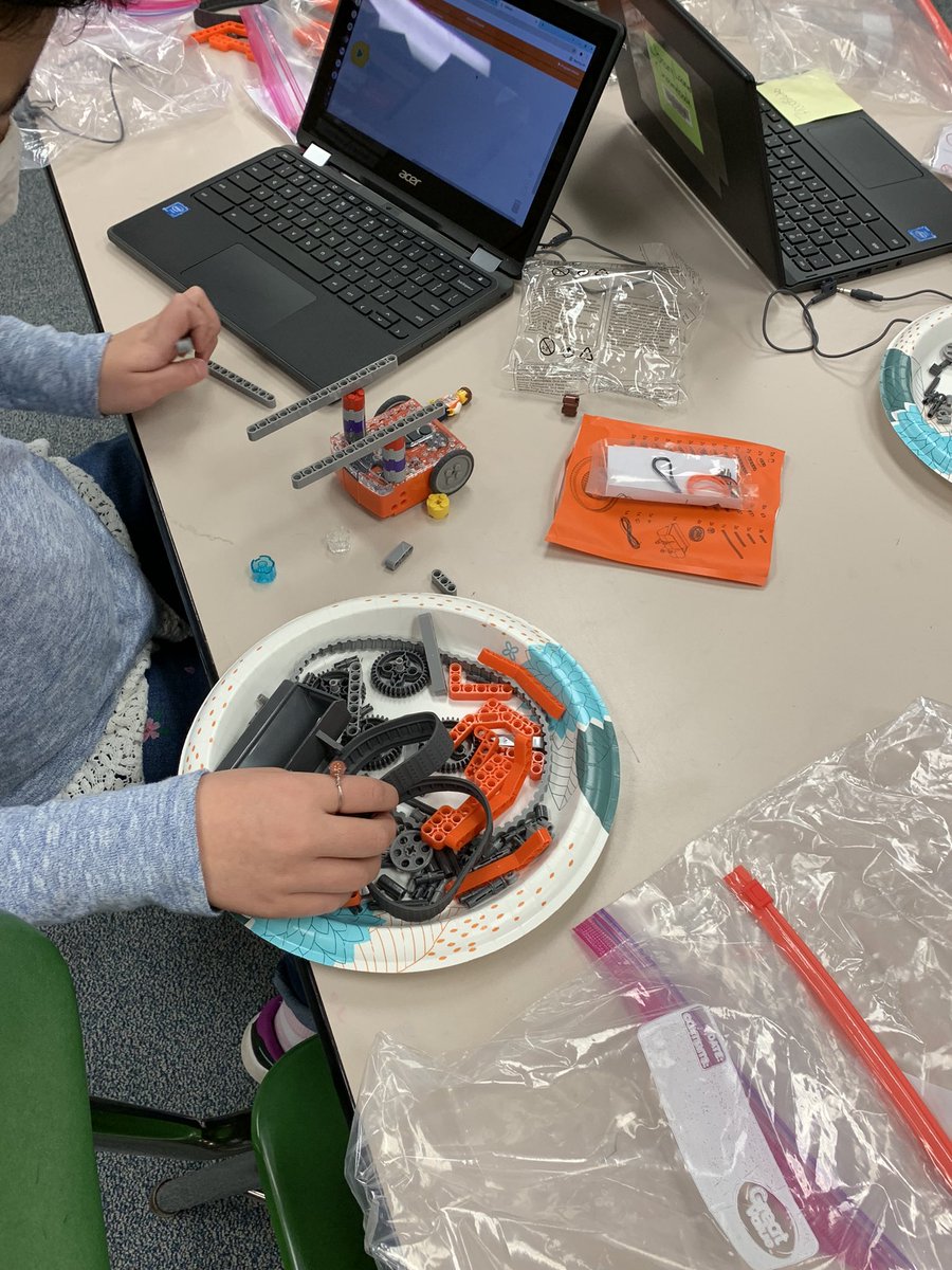 MsHulburt's tweet image. We are having so much fun coding and creating with our Edison robots! @ICSDEdTech @NortheastES @IthacaPEI @CSEdWeek @EdisonRobots
