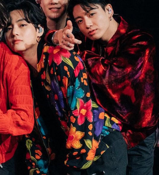 taetogukkk's tweet photo. the fits omgggg https://t.co/4eThE52y8l