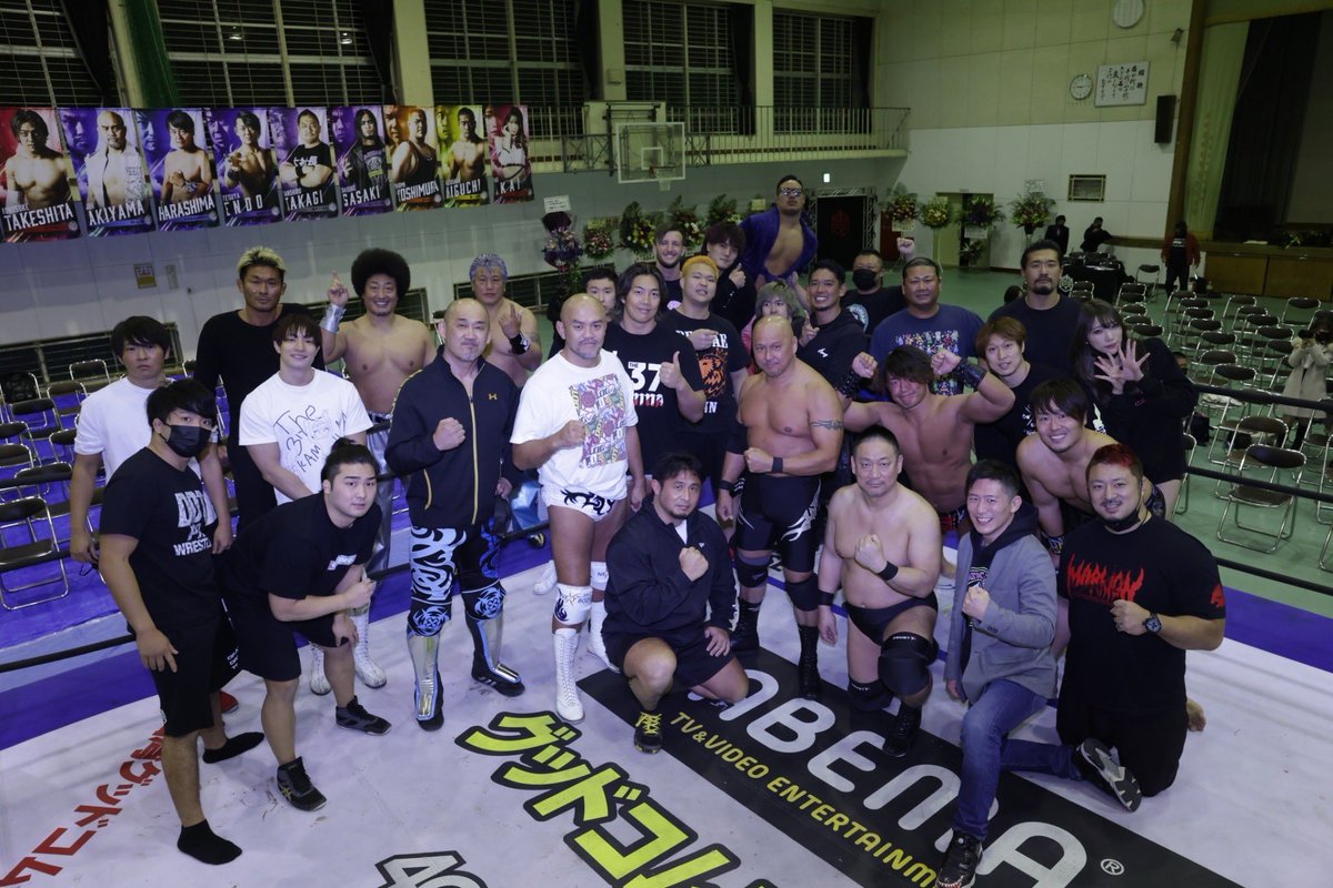 dna_ueno's tweet photo. 相島選手の引退興行でした。
僕みたいな若輩にも、いつも満面の笑顔でお話ししてくださって嬉しかったです。
自分の最後を想像できたこともないですが、相島選手のようにカッコよく退けるように頑張りたいです。
大きな背中を見させて頂きました。
ありがとうございます。
#ddtpro #YutoFINALROAD https://t.co/KjEJ8xP2gT