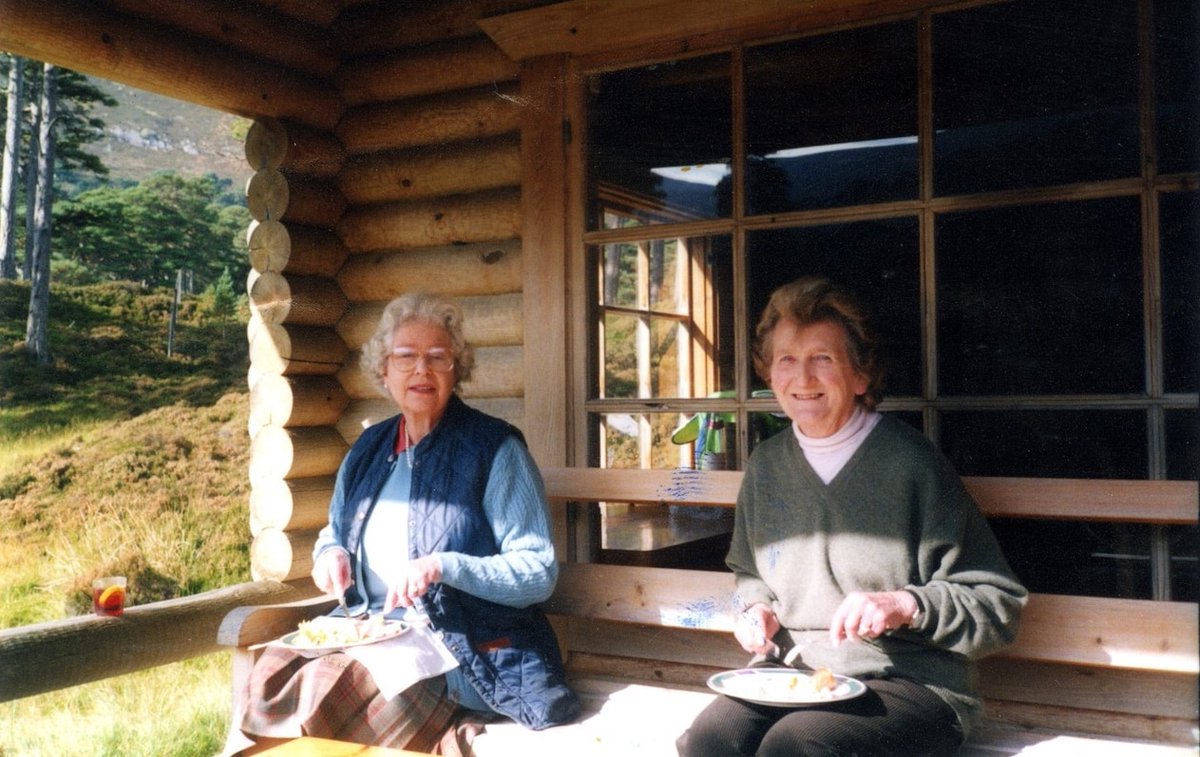 scobie's tweet photo. A photo of Ghislaine Maxwell and Jeffrey Epstein lounging in the Queen's Balmoral log cabin has been shown at her trial in NYC today, Dec 8. The image (circa 1999, when Prince Andrew hosted Epstein there) was presented alongside others to illustrate the pair's close relationship. https://t.co/Nb7sOELBuP