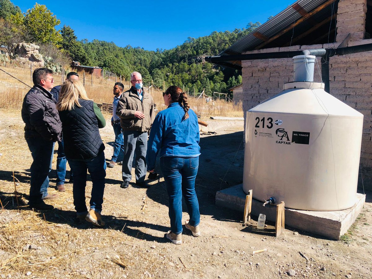JCAS_CHIH's tweet photo. El día de ayer el equipo de la JCAS💪🏻 supervisó el trabajo de Cosechas de Agua💦 en la comunidad de Ranchería Humira 🤜🏻🤛🏻 Este proyecto ofrece el agua a las comunidades más alejadas de la Sierra de Chihuahua. #AguaParaTodos #JuntosSíPodemos https://t.co/kgFU4ZgrOQ