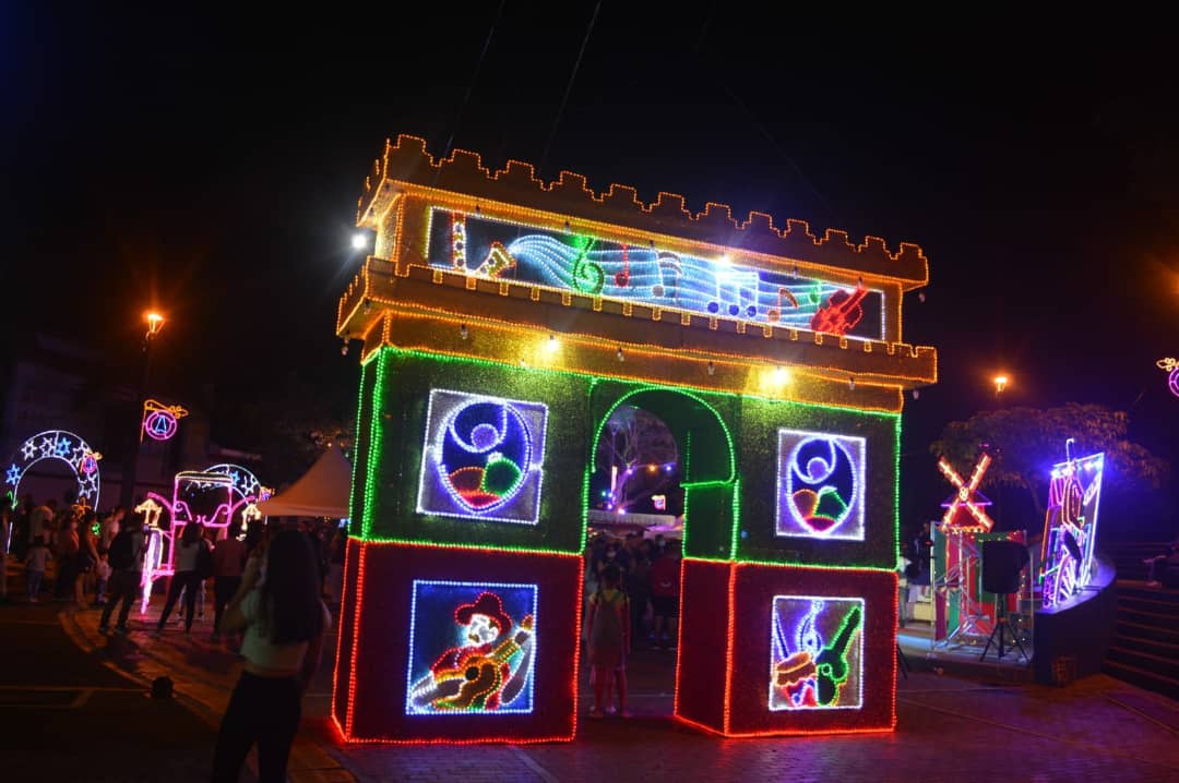 gobertolima's tweet photo. En ibagué ya se vive el ambiente de la navidad gracias al gran alumbrado que encendió la @Alcaldiaibague con más de 3.000 figuras ubicadas en 14 puntos de la ciudad. Los invitamos a disfrutar esta bonita temporada en familia 👩‍👩‍👧‍👦💙 y lejos de la pólvora. @Ricardo_Orozv https://t.co/rQXKV8NrmE
