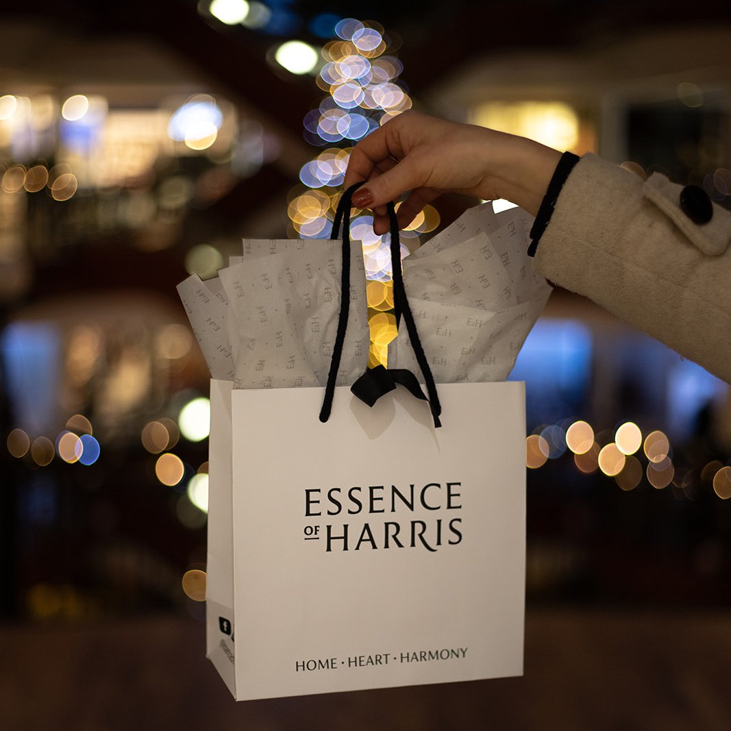 essenceofharris's tweet photo. Discover scents they’ll love 💛

Looking for the perfect fragrance for your loved ones? Do they need a burst of energy or need help falling asleep? Our friendly team are on hand to help you find a scent they’ll fall in love with. ✨

Photo by @eddiefitz7 https://t.co/2ZXSaBOuUZ