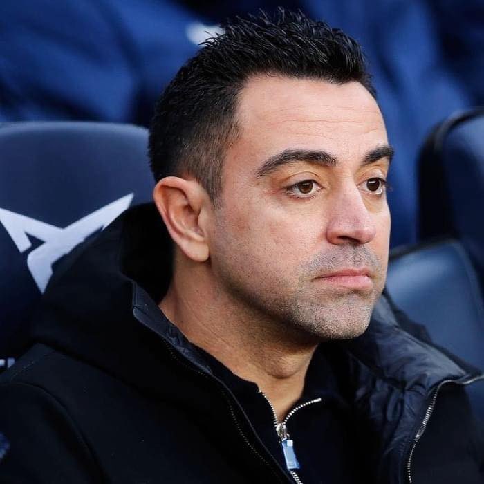 O Barcelona estava mal, 10 pontos atrás do Real Madrid, aí contratou Xavi.

Xavi mudou a equipe, implementou regras: 2 horas extras de treino, não chegar atrasado, cortar grama e a volta do Tiki-Taka.

O Barcelona melhorou seu futebol e hoje está 16 pontos atrás do Real Madrid.