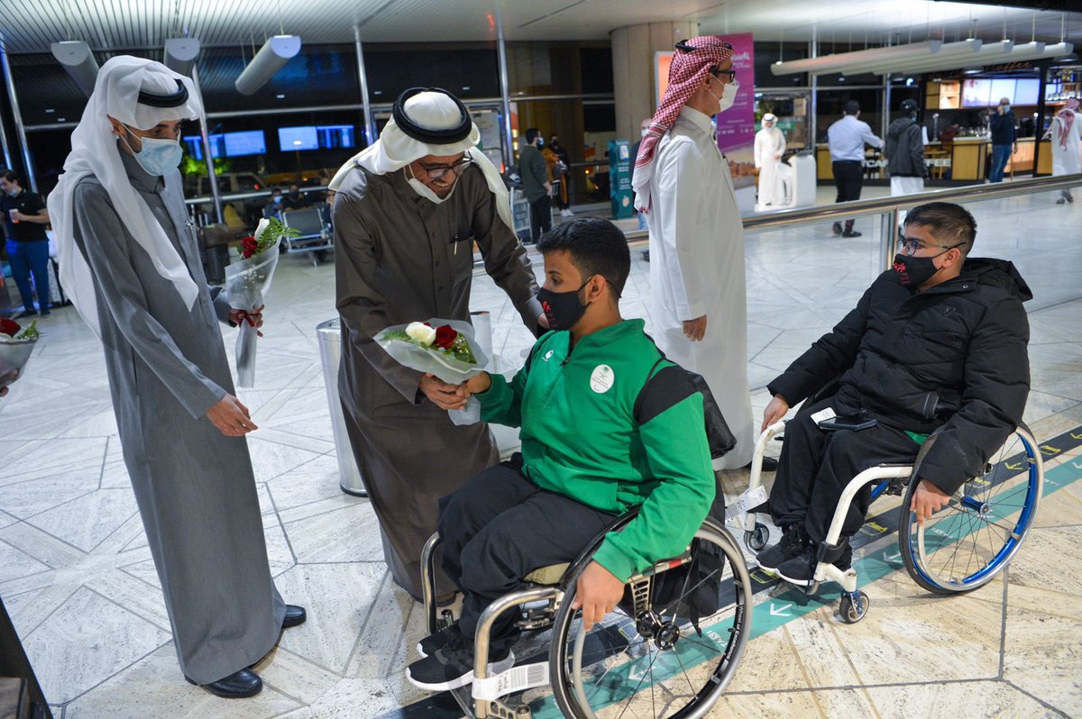 paralympic_sa's tweet photo. وكان في استقبال اللاعبين بمطار الملك خالد الدولي المدير التنفيذي للجنة رافد القضيب، وعضوي مجلس الإدارة عسكر الحارثي،علي القحطاني ورئيس نادي جدة لذوي الإعاقة د. راشد بن زومة الذين قلدوا اللاعبين الورود بمناسبة إنجازاتهم بالدورة. 

https://t.co/NxPbfgxRoG
#هذه_البارالمبية https://t.co/lmIfJfGiEa