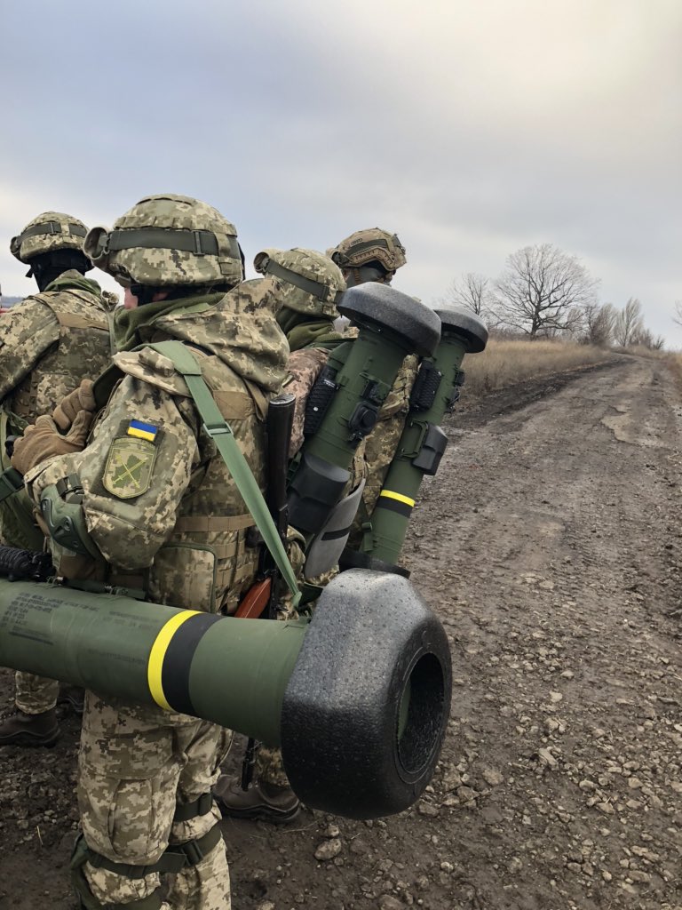 Ukrainian soldiers with Javelin ATGM
