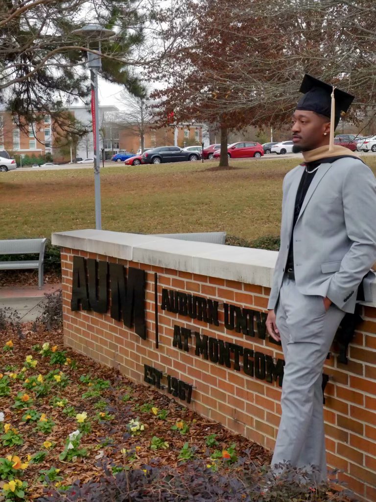 Drey_Edwards's tweet photo. Quienterious D. Edwards, M.B.A 👨🏾‍🎓🙏🏾 https://t.co/kakQMASzzZ