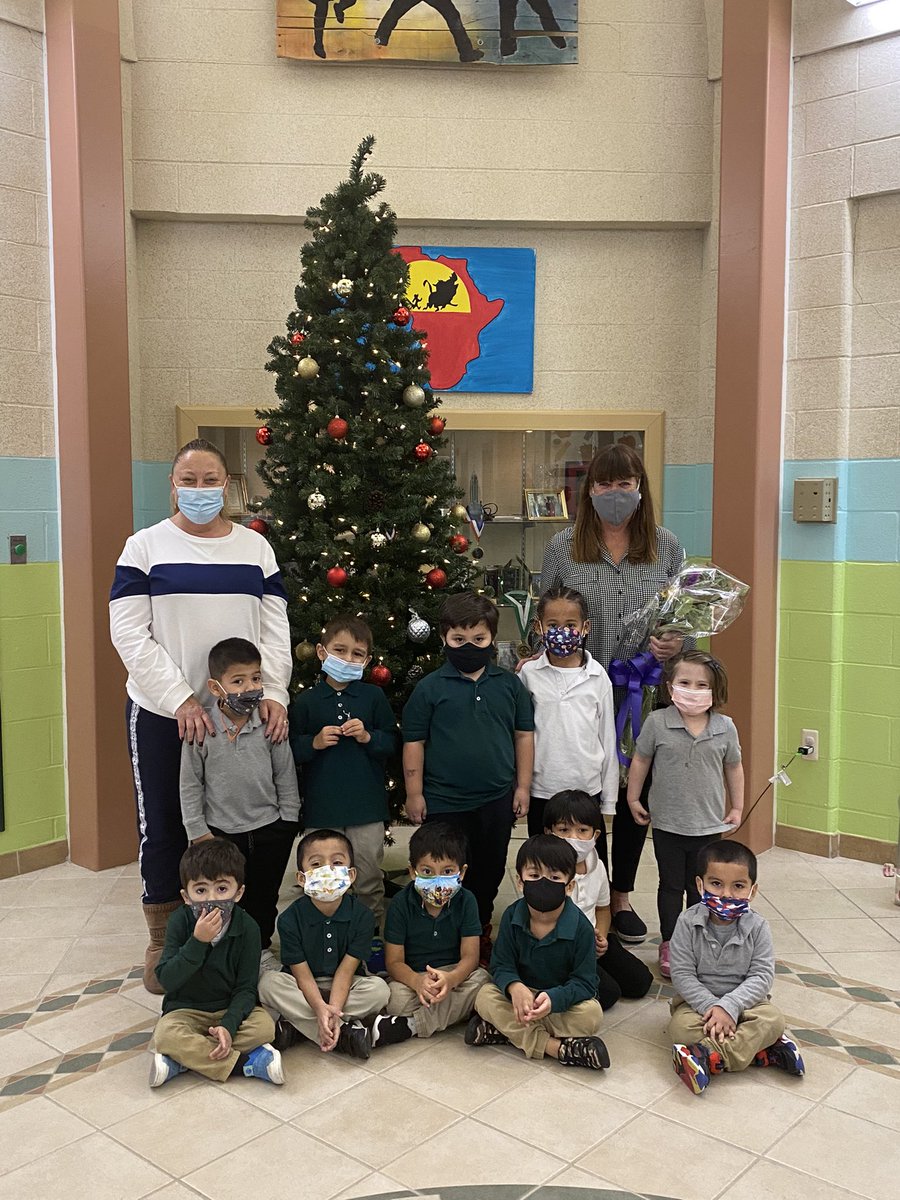kimsw2871's tweet photo. Congratulations to our JMFECLC Teacher of the Year Jill Blake!  Jill  is caring and giving &amp; is always a great support to her colleagues, students, &amp; families💚 #togetherwecan #juntospodemos @LB_SchooIs @EDUtherapy2 https://t.co/PSOv9QFAQr