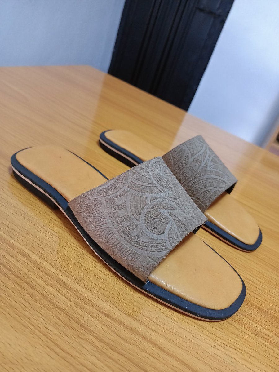 Heel 🥰         or          Slide 😍