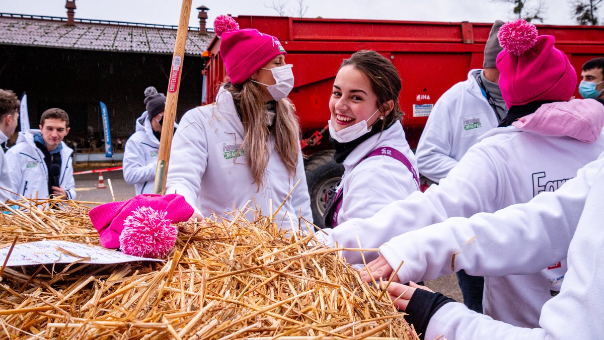 Grands sourires, bonne humeur et #GirlPower sur le tournage de <a href="/farming_reality/">Farming Reality</a> 💪😁

Et rappel : les vidéos seront disponibles sur les comptes de <a href="/Stervio255/">Bastien - Stervio</a> et <a href="/Power_Boost/">PowerBoost</a> dès dimanche 18h !
 
On espère que vous avez aussi hâte que nous 🤪