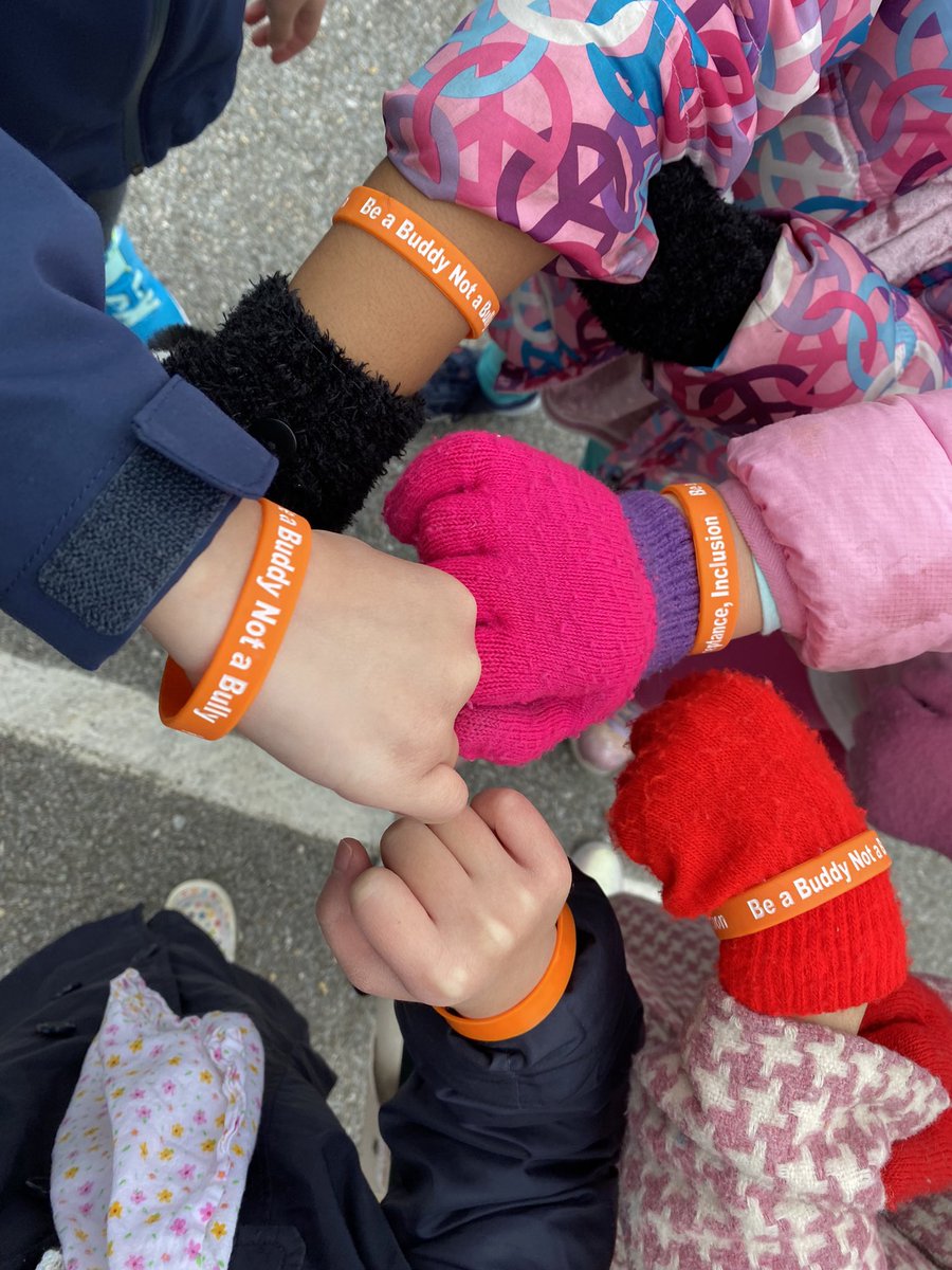 Thank you PTA for our Be a Buddy not a Bully event today. Proud of our students who signed the pledge! We had our HoCo fire and police department represented! <a href="/HCPDNews/">Howard County Police Department</a>