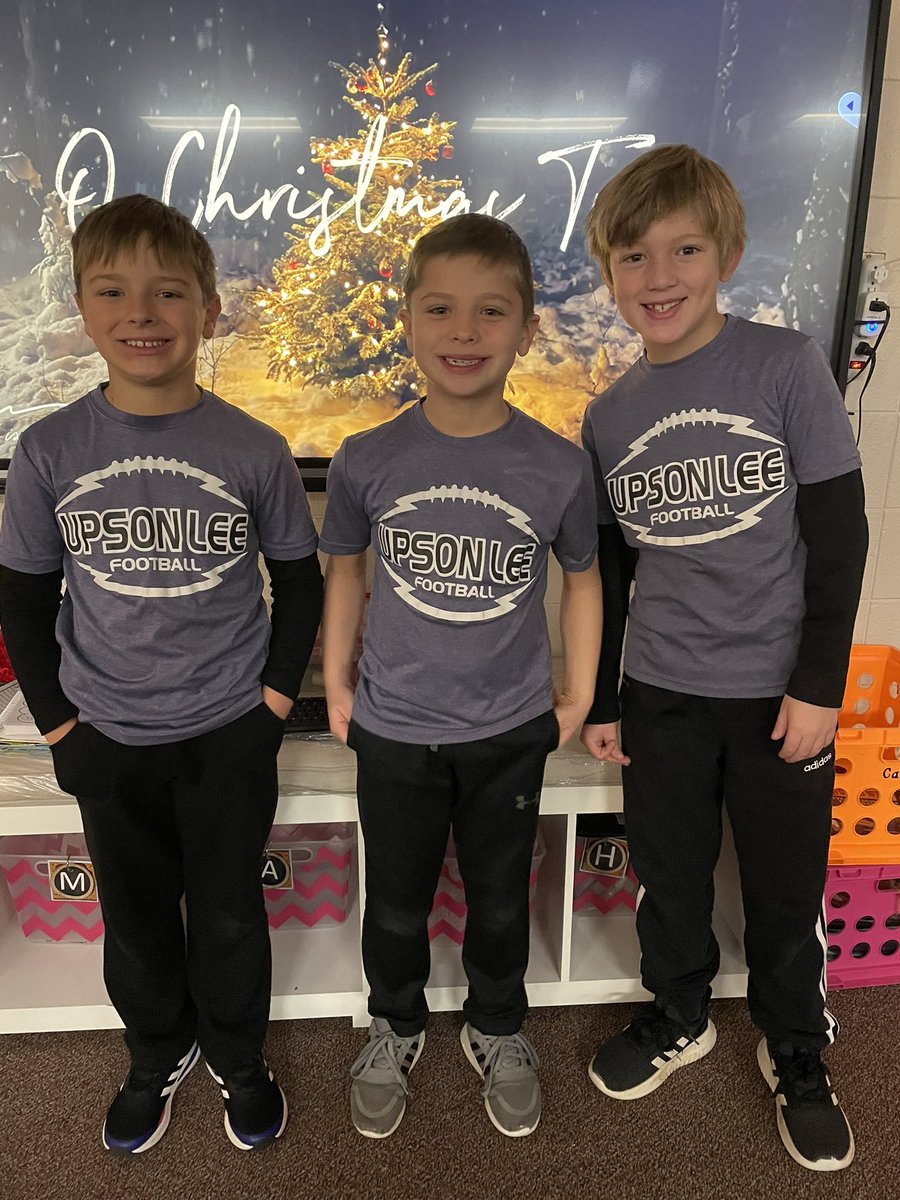 AmyWinfree's tweet photo. Two turtle doves…more twin day pics! #happycampers @Hubbard_Elem @monroe_schools https://t.co/T1CvHZEOn5