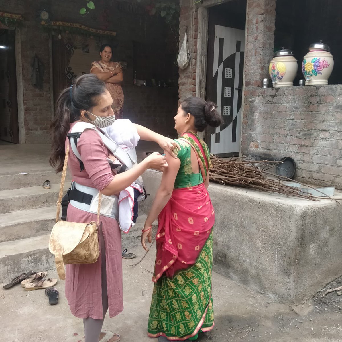 DevChoudharyIAS's tweet photo. While carrying her 6 month baby, Community Health Officer Asmita is doing her duty as part of #HarGharDastak campaign initiated by Hon @PMOIndia . Have you done your duty by getting the Jab ? 
#CovidVaccine #India @mansukhmandviya @pkumarias https://t.co/4HS7EsHIBx