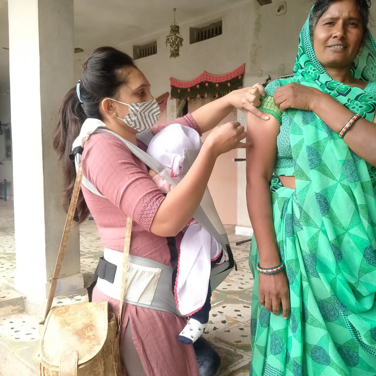 DevChoudharyIAS's tweet photo. While carrying her 6 month baby, Community Health Officer Asmita is doing her duty as part of #HarGharDastak campaign initiated by Hon @PMOIndia . Have you done your duty by getting the Jab ? 
#CovidVaccine #India @mansukhmandviya @pkumarias https://t.co/4HS7EsHIBx