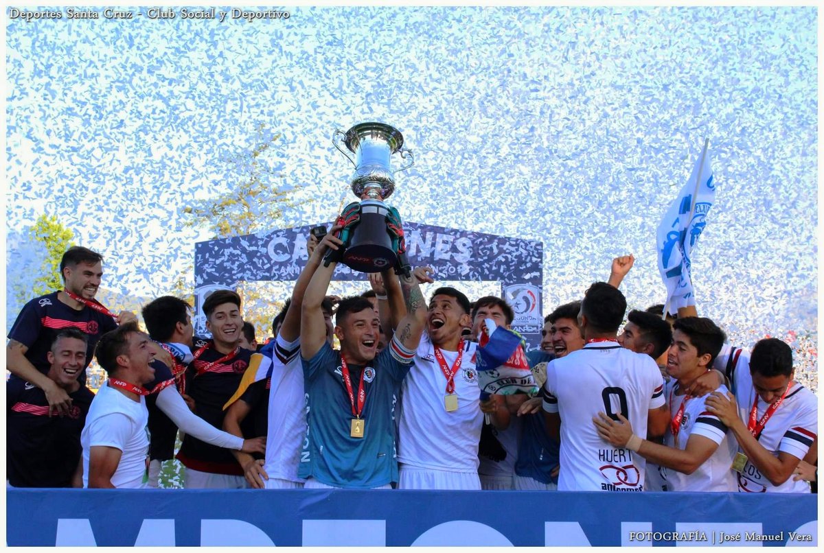 UnionSantaCruz's tweet photo. 🏆 En un día como hoy (08/12/2018), Deportes Santa Cruz lograba el retorno a la Primera B tras 21 años. Empató 1 a 1 con General Velásquez en San Vicente y a falta de una fecha se coronaba Campeón de la Segunda División Profesional. #VamosSantaCruz #AdelanteUnionistas #Desde1913 https://t.co/tuikamE898