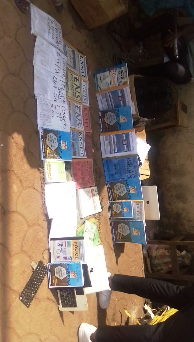 AfanaAlix's tweet photo. La vente des documents à l'entrée du Campus de Ngoa-kele.Ces documents vendus ,permettent de se préparer pour affronter les épreuves écrites et orales du concours de la police lancé il y'a de cela un mois@Baba Wame https://t.co/hvhhz79f0W