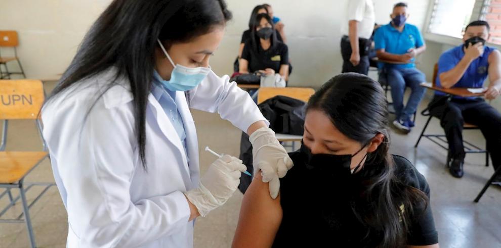 Honduras pide a población vacunarse ante la amenaza de la variante ómicron
elperiodicolatino.com/honduras-pide-…