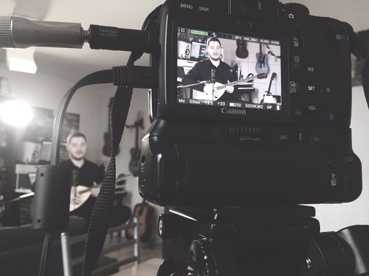 CelineMoyer's tweet photo. Dernier tournage de l’année pour la chaîne #Youtube de @FrPoirier https://t.co/Gs5ykaby6w 🎬🎹 !! https://t.co/1J5wlaKD9Q