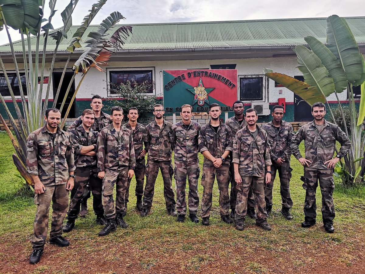 troupesdemarine's tweet image. #CAOME | 1️⃣2️⃣ instructeurs, aides-instructeurs et chef du #CNEF du @33eRima ont effectué un stage au #CEFE du #3eREI ! 🌎 L’objectif ? Travailler la tactique et le combat spécifique du groupe d’aide à l’engagement débarqué dans l’environnement exigeant de la forêt équatoriale. 💪