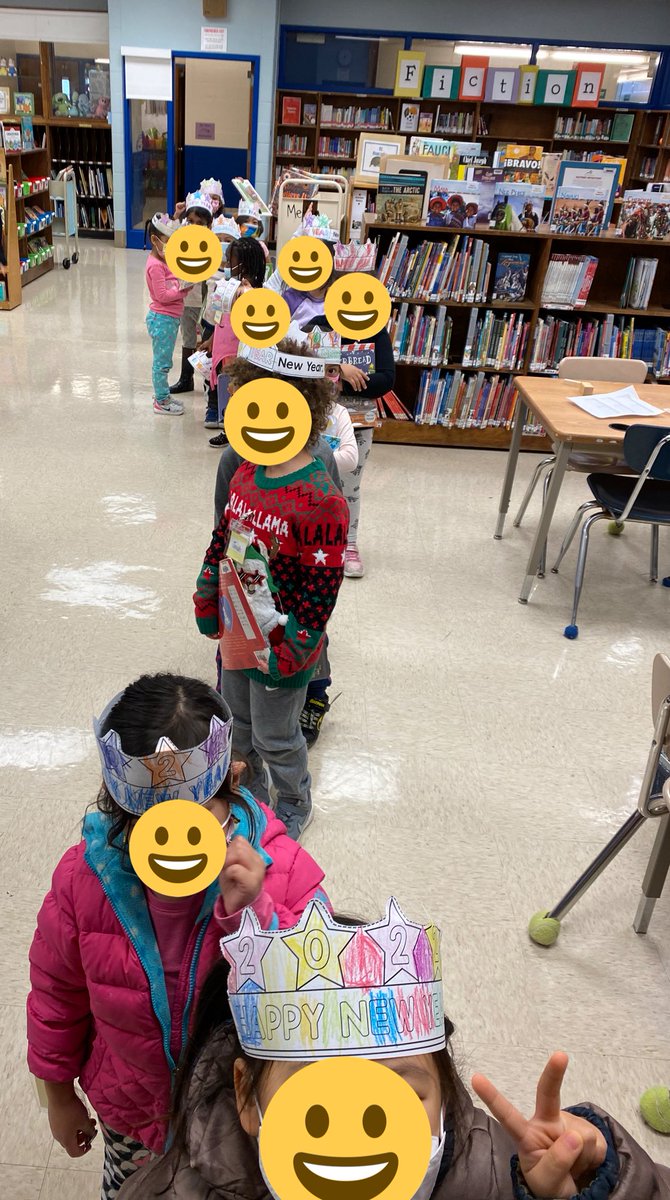 Last Prek class of 2021 so we talked about winter holidays and made New Year crowns. See you in 2022!