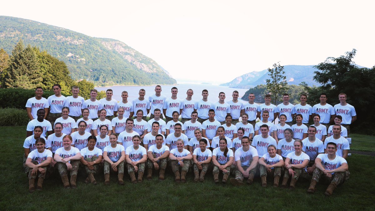 ArmyWP_SwimDive's tweet photo. Ready to attack whatever tomorrow brings as a 𝐓𝐄𝐀𝐌. 🤝

#GoArmy | #BEATnavy https://t.co/HbjkjIXIfT