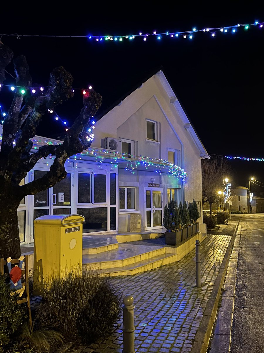 LudoMalecot's tweet photo. La commune de #Rom79 se pare de ses couleurs de Noël, grâce aux agents municipaux et aux habitants #FierdEtreRomain @gillespichon @Jam_Ila_79 @GeaiRare1er https://t.co/AXEmQrPDl1