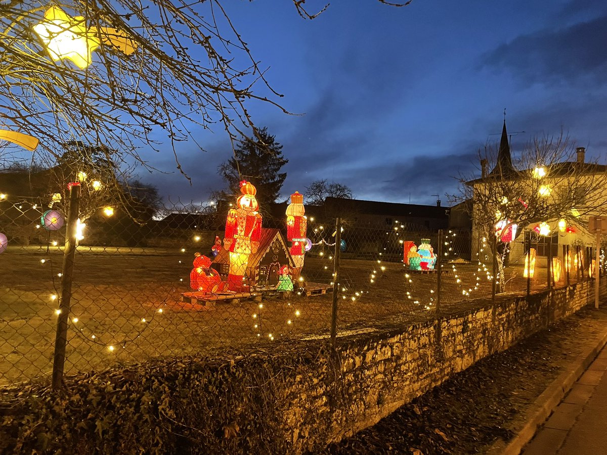 LudoMalecot's tweet photo. La commune de #Rom79 se pare de ses couleurs de Noël, grâce aux agents municipaux et aux habitants #FierdEtreRomain @gillespichon @Jam_Ila_79 @GeaiRare1er https://t.co/AXEmQrPDl1
