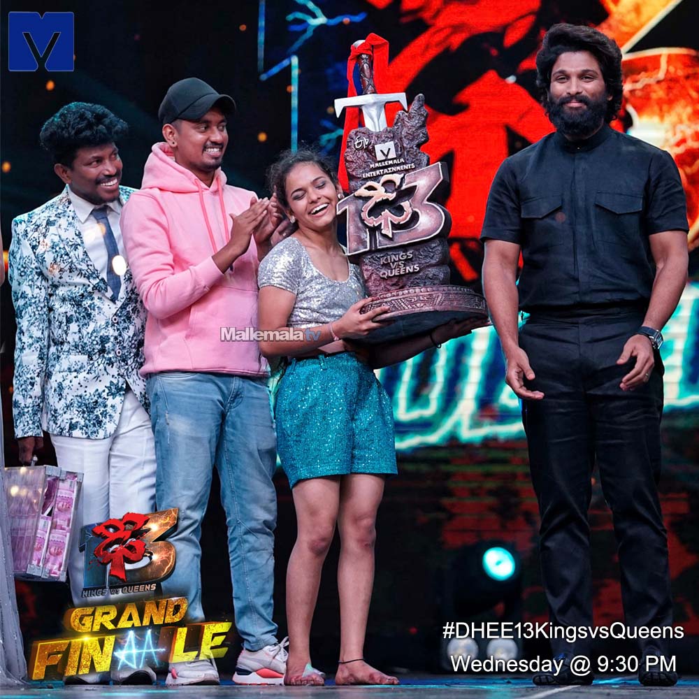 chirufanikkada1's tweet photo. ICON STAAR @alluarjun Presenting #Dhee13GrandFinale Award To #Kavyasri Congratulations 💐
#Dhee13KingsvsQueens https://t.co/pSsRFY3ZtJ