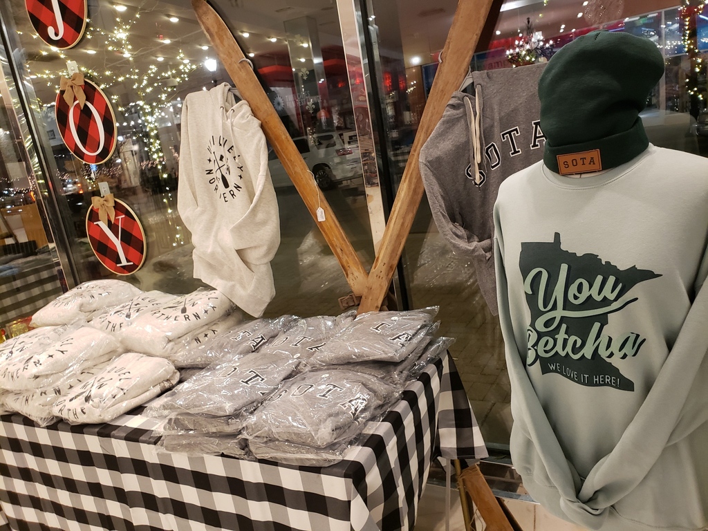 DiscoverSLP's tweet image. Stop by the West End Holiday Market &amp;amp; Pop-Up Thrift Store at The Shops at West End in SLP! Shop for gifts and support 30 local artisans. Bring a donation of food, pet food, or Target gift cards for @stepslp and get a gift certificate for a free slice of Muddy Paws Cheesecake!