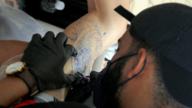 ahsjovenescuba's tweet photo. La Casa del Joven Creador de la Asociación Hermanos Saíz de la ciudad de Holguín reabrió sus puertas al público el pasado 18 de junio con #Tatuarte, proyecto pensado para la difusión del arte del tatuaje en Cuba.
#AHScuba #ArteJovenCubano #ElArteNoPara
https://t.co/tBHgGCfTD6 https://t.co/QPFRQr9iUB