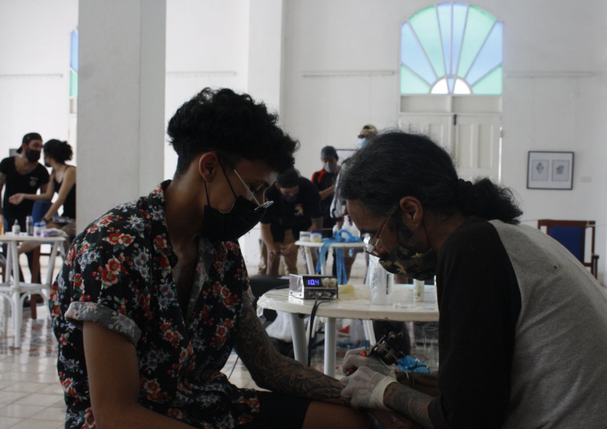 ahsjovenescuba's tweet photo. La Casa del Joven Creador de la Asociación Hermanos Saíz de la ciudad de Holguín reabrió sus puertas al público el pasado 18 de junio con #Tatuarte, proyecto pensado para la difusión del arte del tatuaje en Cuba.
#AHScuba #ArteJovenCubano #ElArteNoPara
https://t.co/tBHgGCfTD6 https://t.co/QPFRQr9iUB