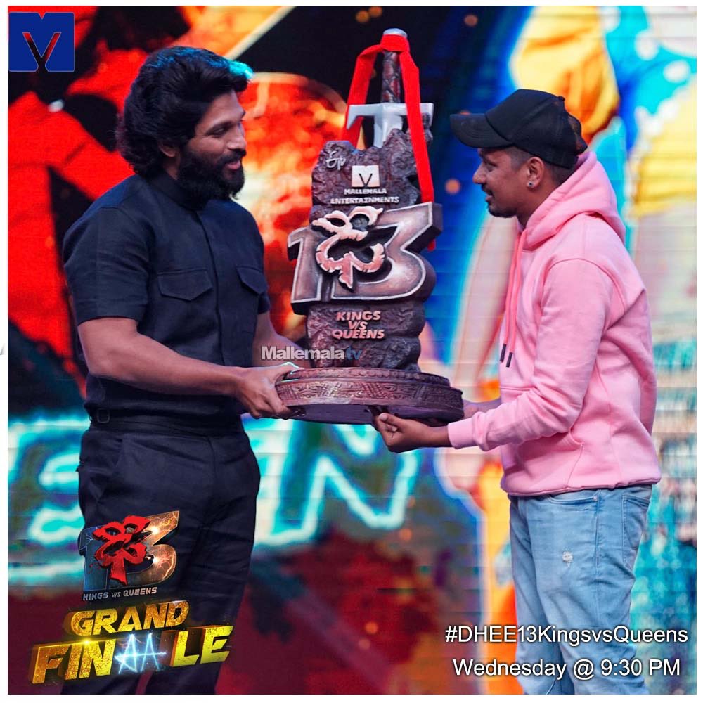 dp_karthik's tweet photo. #AlluArjun presenting the #Dhee13GrandFinale award to #Kavyasri 🏆
#Dhee13KingsvsQueens. https://t.co/0NmQKBpCYh
