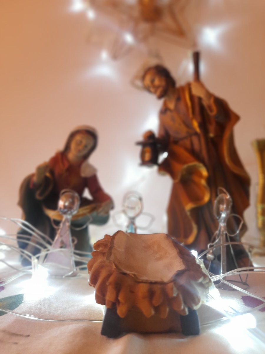 1floramarilla's tweet photo. "Hubo una vez en el mundo un pesebre, y en el pesebre algo más grande que todo el mundo".
— C.S. Lewis. https://t.co/O2EVTqv9qS