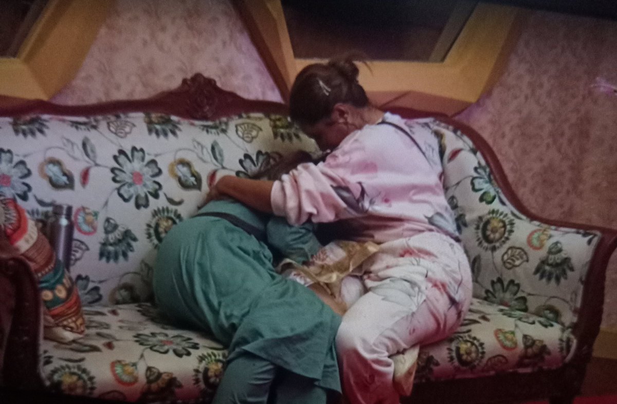 Akshay9000Gupta's tweet photo. Kehte hai umeed pe duniya kayam hai. Sach kehte hai. Agar meine sachi dil se dono ki dosti ko bb13 ke baad se khoob support or adore kiya hai toh dono besties phir se ek hojayenge . Baki bhagwaan ki jo marzi hogi🙏🙏 #RashamiDesai #DevoleenaBhattacharjee https://t.co/bMszPl6TKF