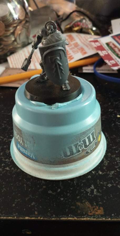 TTCDen's tweet photo. Anyone else craft themselves a super janky painting handle? Cost about a dollar using a yogurt cup and some sticky tack. It's great for rattle-can work. #painting #minipainting #warhammer #ageofsigmar #diy #Wargaming https://t.co/VrLdKrxTQp