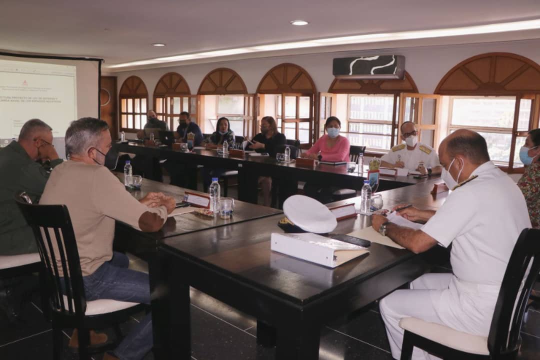 ArmadaFANBVzla's tweet photo. 🔴#AlMomento || 2/2 A la Reunión de la Comisión Permanente de Seguridad y Defensa de la Nación, que se lleva a cabo en el Comando General, también están presentes el @AB_DNAOP_, VA Carlos Martín, el Diputado ALM @Alessandrellove y demás representantes de la referida Comisión. https://t.co/TPLkqwRonz