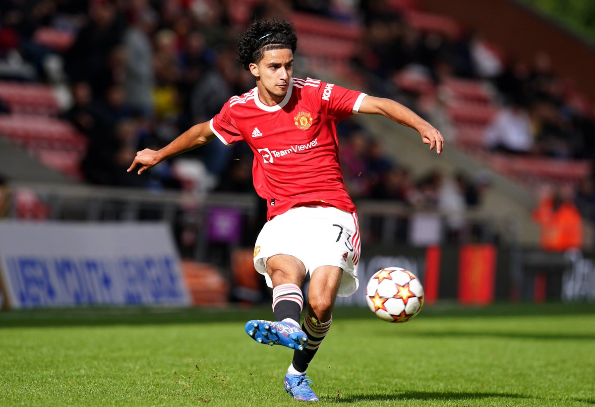 BREAKING: Zidane Iqbal on #ManUtd bench vs Young Boys & becomes first British South Asian to make a #United matchday squad🏴󠁧󠁢󠁥󠁮󠁧󠁿🇵🇰🇮🇶⚽️

Last British South Asian to play in #UCL for an English side was @MichaelChopra 02/03 season👇 

skysports.com/football/news/… #MUFC #MUFCYB