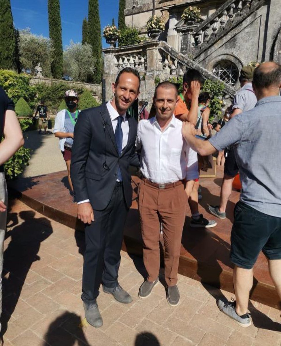 📸l Jeremy Strong com um fã nos bastidores das gravações da terceira temporada de Succession na Itália.

(Via: jeremystrongupdates no Instagram)