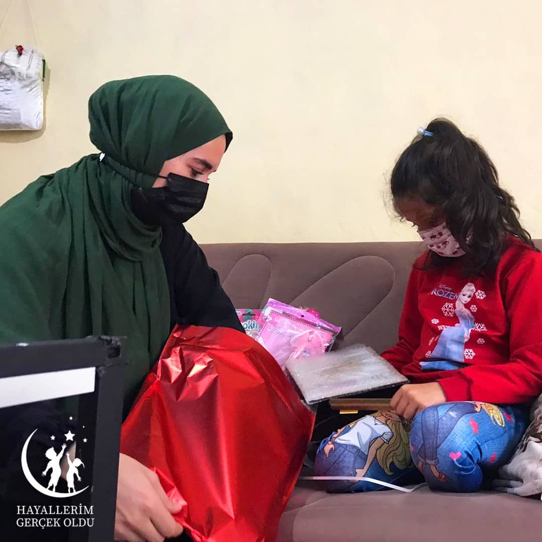 Bugün 7 yaşındaki güzeller güzeli Hamide'nin Barbie seti hayalini gerçekleştirdik. Hamide'nin en büyük hayali barbielerle oynamaktı ve birlikte doya doya barbielerimizle oynadık Hamidenin en büyük hayali gerçek oldu. hayallerin hep yakın olsun hamide💖