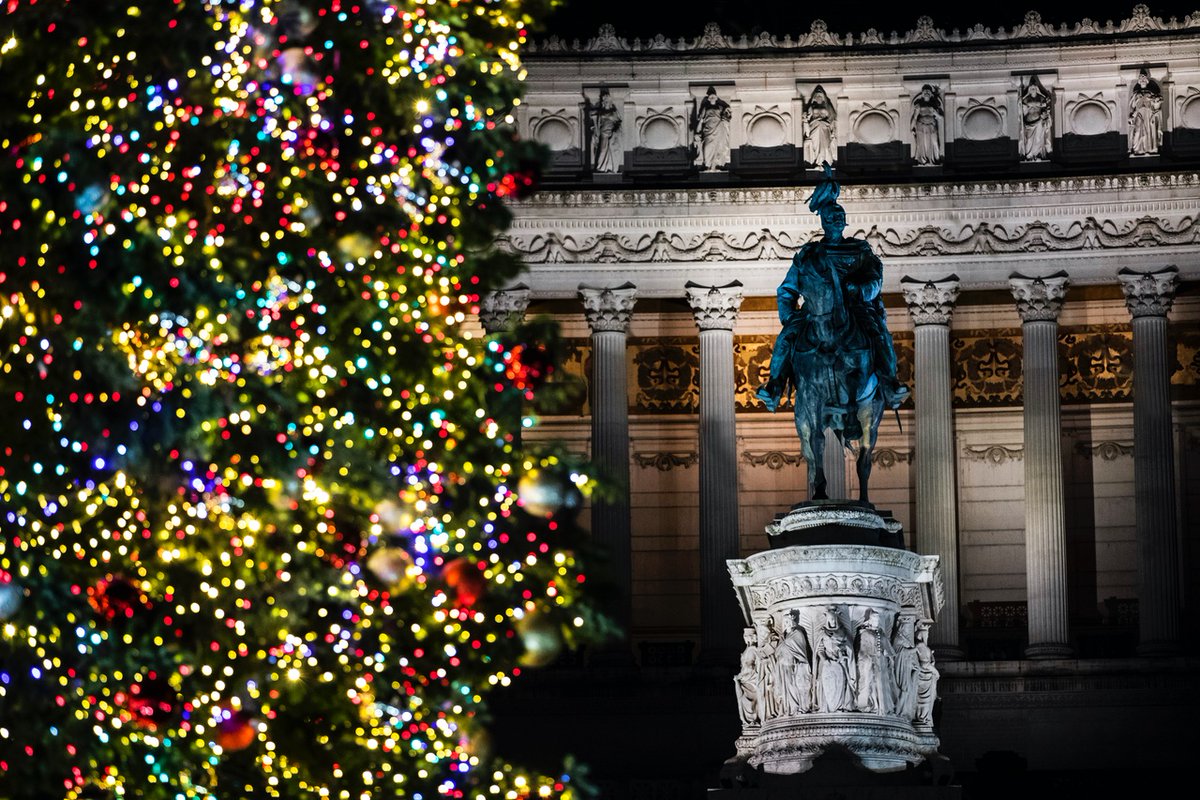 AceaGruppo's tweet photo. #AceaGruppo torna a illuminare la Capitale per le feste: in Via del Corso un cielo stellato di 1.500 metri con installazioni luminose che raccontano monumenti e luoghi simbolo di Roma, e in 14 municipi alberi di Natale illuminati da fasci di fibra ottica #RomaByLightAcea 2021 https://t.co/tBMH9BsKpc
