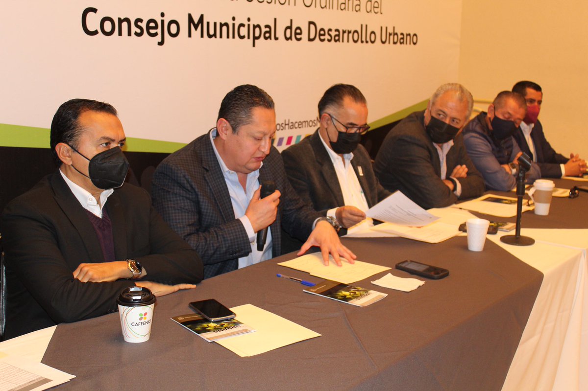 ⚙️| Este día, quienes integran el Consejo Municipal de Desarrollo Urbano testificaron el trabajo realizado por las cuatro Subcomisiones que forman parte del mismo y que coordina esta dependencia, además de hacer entrega del Manual de Dasonomía Urbana a cada uno de los asistentes.
