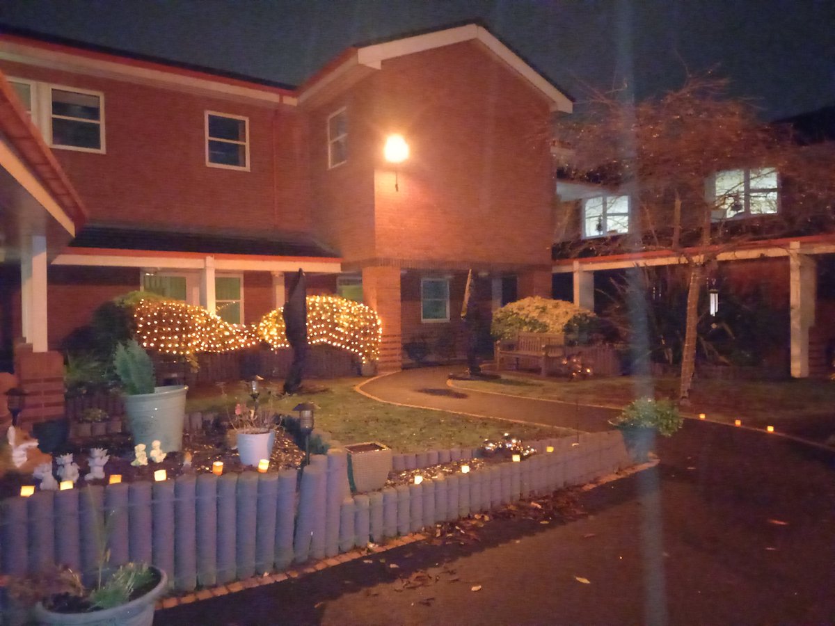 Ward 2, Florence Nightingale Community Hospital @UHDBTrust, showed help and hope in one place by doing a minute silence at 6pm. Garden lit in orange. @goodgrieftrust @Dawnwil07067521 @ClareWa86858874 @JonjoHeneghan