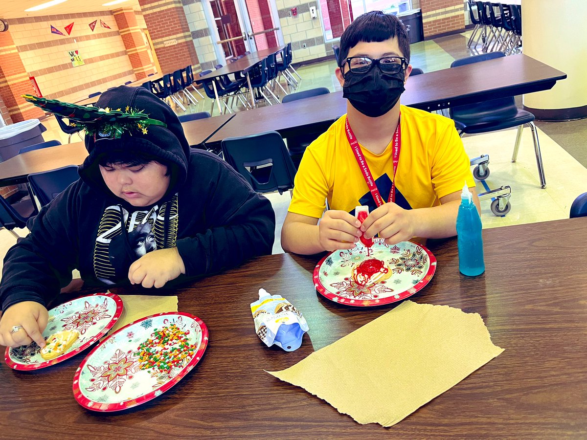 VIPBrennanHS's tweet photo. Feeling the holiday spirit with our @BHSambassadors_  ! @NISDBrennan @NISDSpecialEd 🎄🌟 https://t.co/ozTJTIr8CO