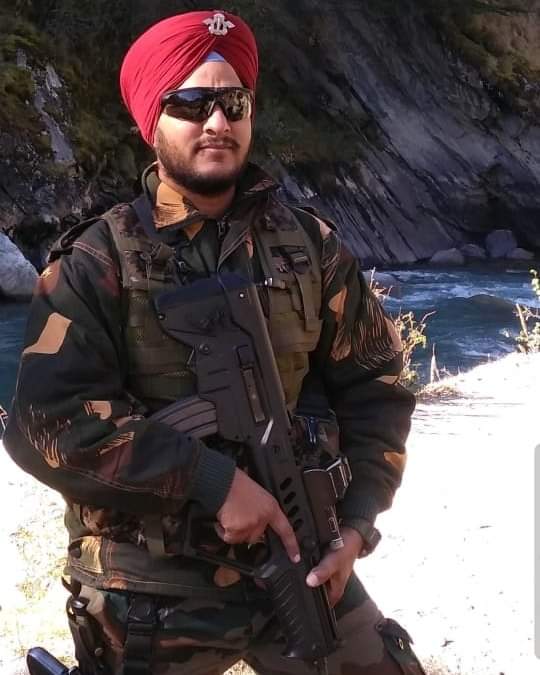 ramindersays's tweet photo. Spare a thought for Naik #GursewakSingh from Dode Sodhian village in Khalra in Tarn Taran district of Punjab. He was among the 13 who lost their lives in the helicopter crash along with CDS #GenBipinRawat. Salute 🇮🇳 https://t.co/mjXbv5T4rC
