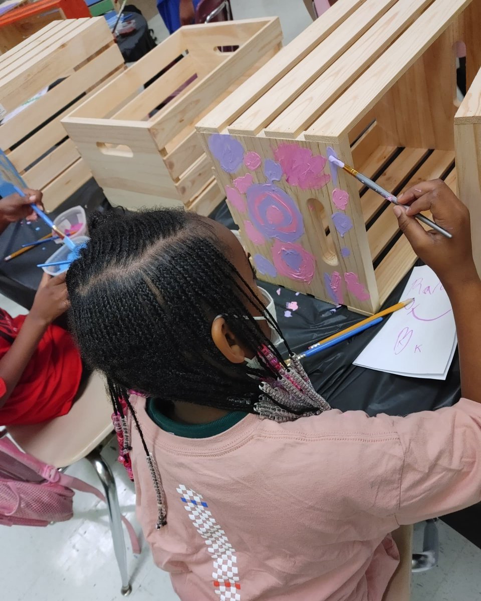loopitupsav's tweet photo. So wonderful + INSPIRED! The amazing artists at Shuman Elementary are off to a beautiful start w/ their book box libraries! 💞🎨📗 Once we finish painting, each student fills their box w/ books to take home! @ShumanScholars @SCCPSS_T_Team
@ShumanPrincipal #LoopingLiteracyTogether https://t.co/DF2UeadCX6