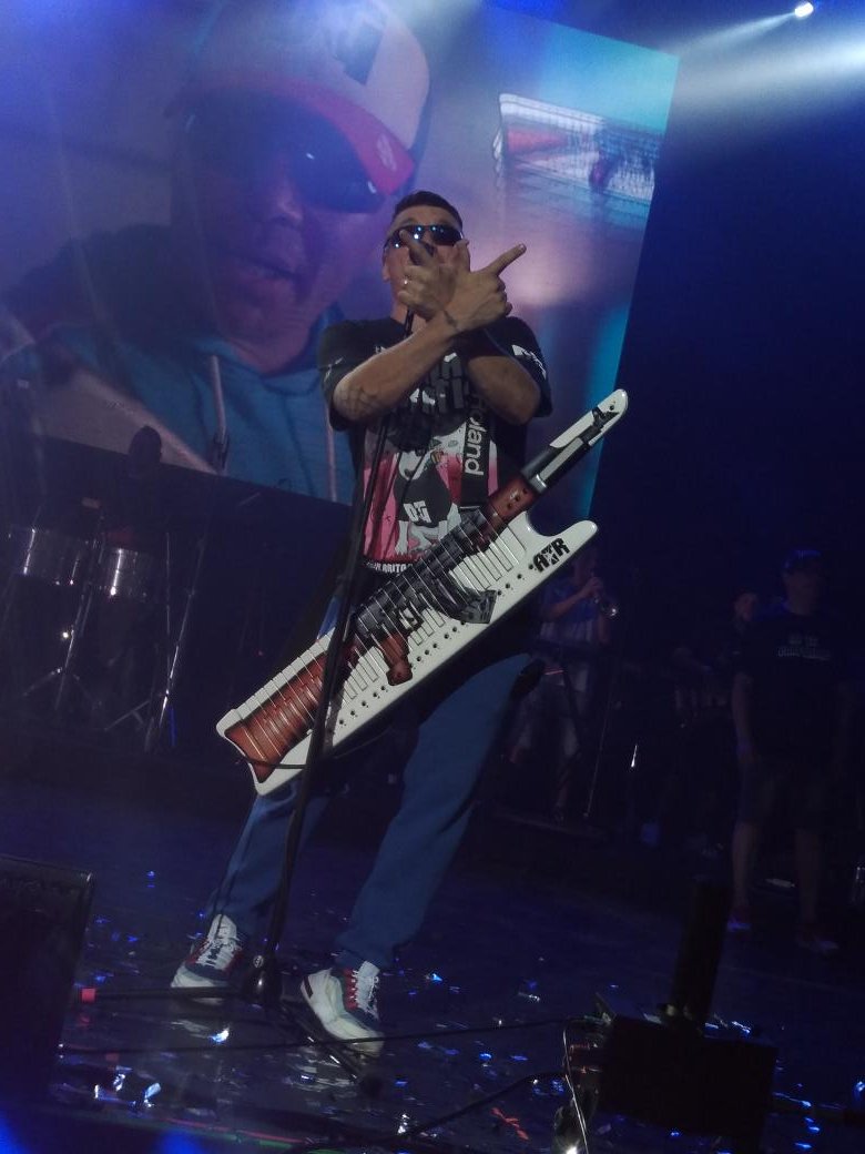 BonahoraNoe's tweet photo. Feliz cumple perro @pablitolescano  Gracias por tanta cumbiaaaaaaa!!! Terrible noche 🎹🙌🎵 https://t.co/E5OxH9bSfP