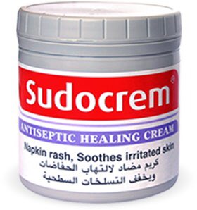 علاجات شائعة لا تحتاج إلى وصفة طبية،تعرف عليها:
- عصا الصداع النصفي: تحتوي على ثلاثة زيوت عطرية (النعناع واللافندر وجوز الهند)
- حبوب الميلاتونين:تحتوي على هرمون الميلاتونين لعلاج الأرق
- حبوب الفحم:لعلاج الغازات والانتفاخات والإمساك
- كريم سودكريم:لعلاج التهاب الحفاضات والتسلخات