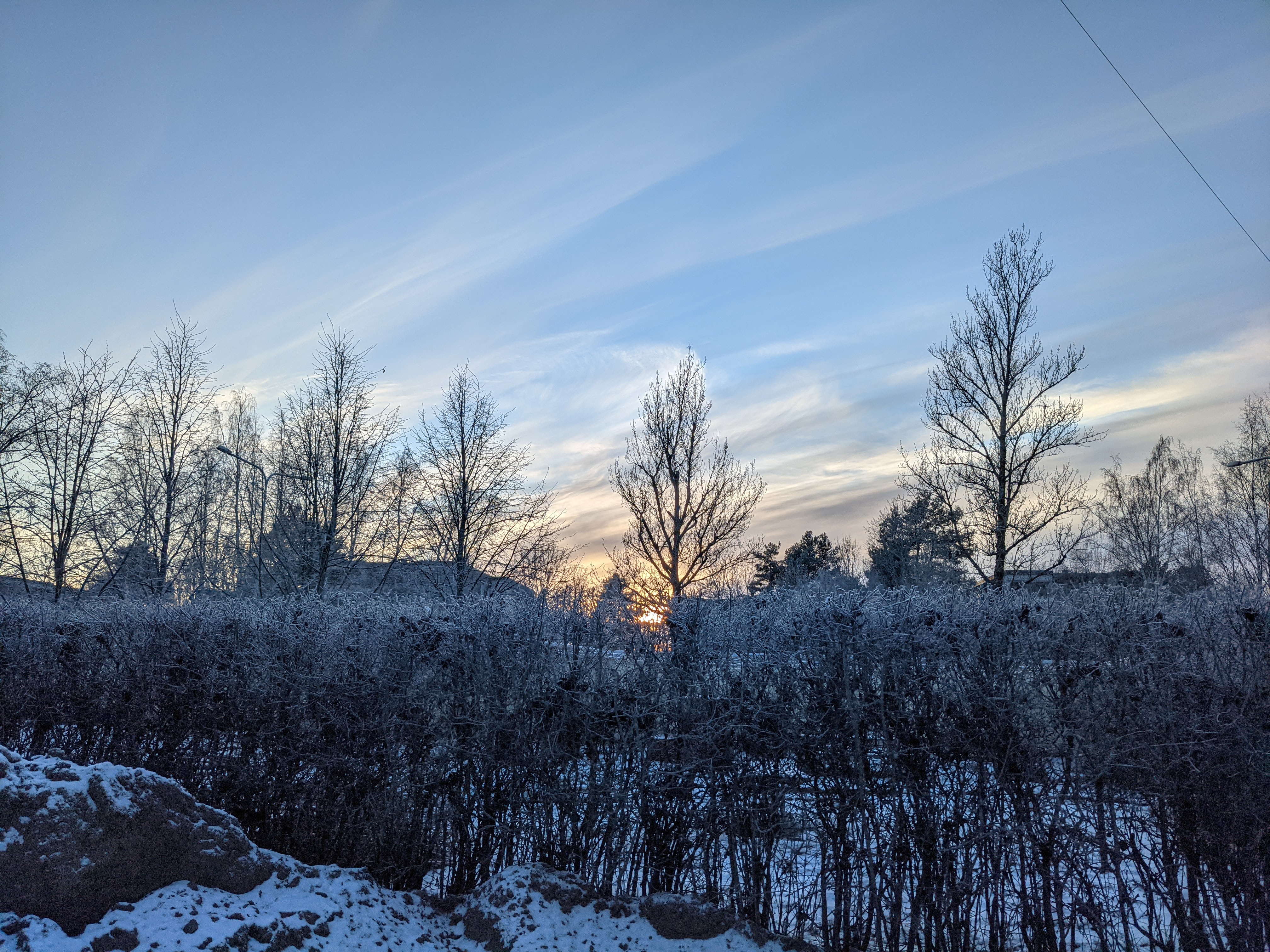 My Suomi Oy 17度のヘルシンキ いやー寒い 写真は午後2時のヘルシンキ 建物の間に消え入りそうな太陽ですが それもそのはず今日の日没は午後3時14分です 夏が待ち遠し い マイスオミ ヘルシンキ フィンランド 極夜 日没 空 夕焼け